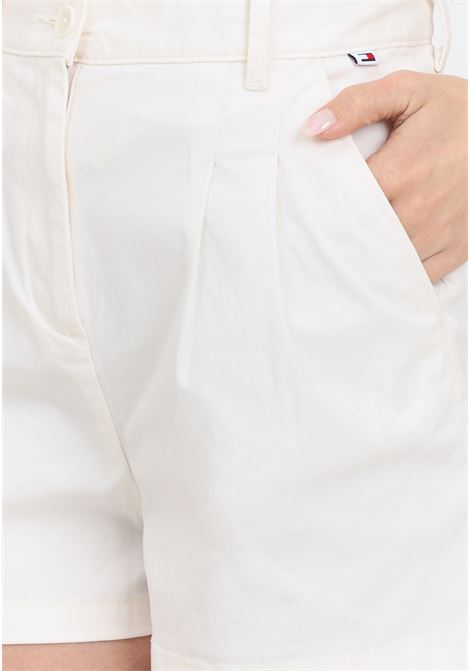 Shorts donna bianchi con patch logo bandierina sul retro TOMMY JEANS | DW0DW17775YBHYBH
